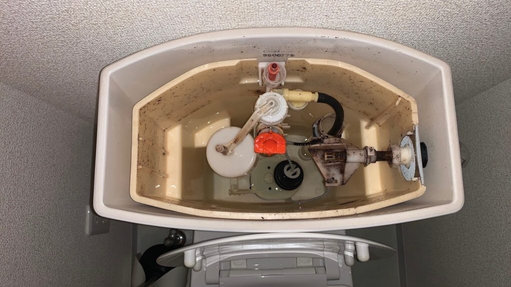 タンクの内の水を抜く写真