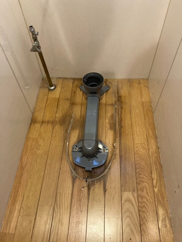 排水管内の汚れや尿石の蓄積の写真