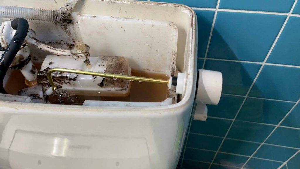 外れた部品をタンクに差し込み固定する写真