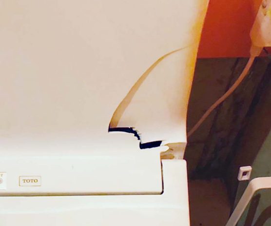 トイレのヒビ割れの写真