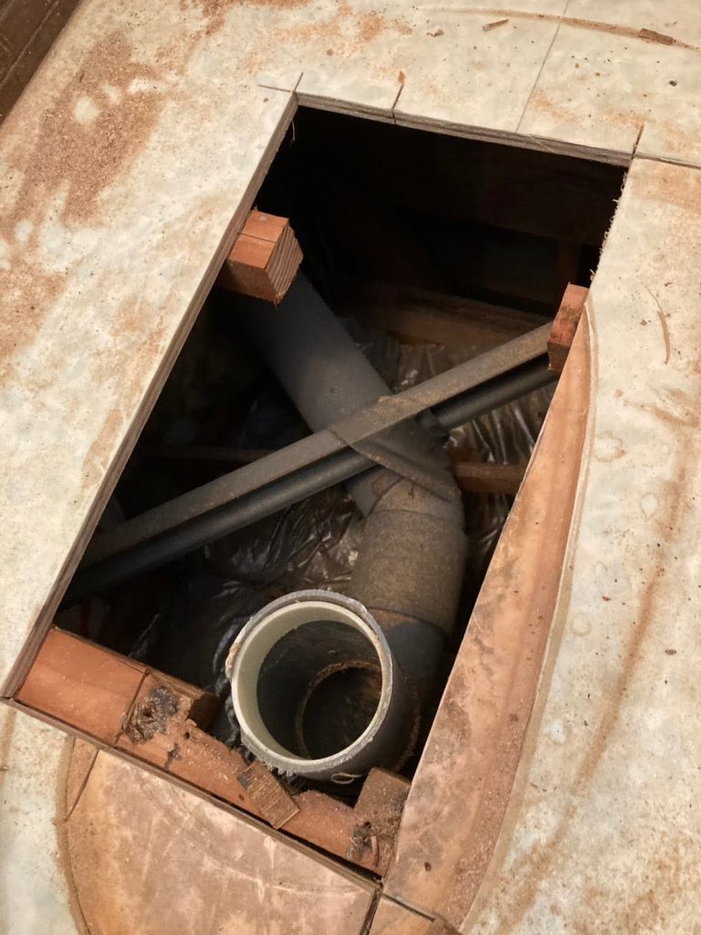 経年劣化で排水管や部品が老朽化している写真